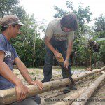 Cortando el bambú para construir el tobogán