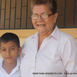 La profesora Luz bravo con un alumno de clase