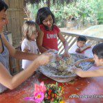 Los niños con las manos en la masa...de pizza.
