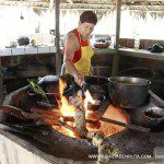 La señora Mercedes cocina delicias