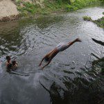 De cabeza al río