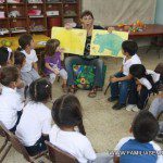 En la escuelita rural contando un cuento.