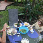 Comiendo en el jardín del Refugio
