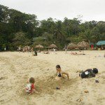 Jugando en Red Frog Beach