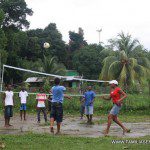 Jugando en el patio a voleibol