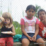 Lluna con otras niñas de la escuela