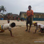 Niños kuna bailando en la comunidad de Marcottudu