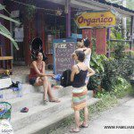 Charlando frente a la puerta del Orgánico