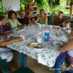 El grupo de voluntarios almorzando El grupo de voluntarios almorzando