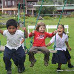 Lluna jugando con algunos niños del pueblo