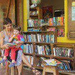 Leyendo cuentos en la libreria Topsy