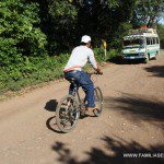 Bicicletas y un bus, cabalos y casi ningún carro.