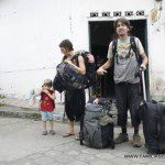 La familia al completo en la puerta del Indio Viejo en Moyogalpa