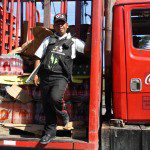 El camión de la coca cola va bien protegido El camión de la coca cola va bien protegido