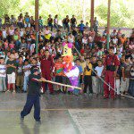Una piñata multitudinaria Una piñata multitudinaria