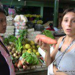 Comprando en el mercado de frescos del centro de León Comprando en el mercado de frescos del centro de León