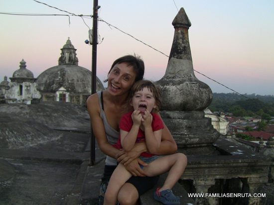 En el tejado de la catedral de León al atardecer