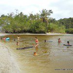 Costa Rica en familia. Baño en el rio desembocando al Caribe en el Parque Nacional de Cahuita Costa Rica en familia. Baño en el rio desembocando al Caribe en el Parque Nacional de Cahuita