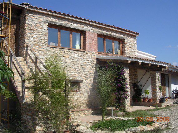 Fachada de Les Esplanes con su apartamento anexo