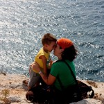 Ana Pérez y su hijo David en Formentera con el mar de fondo