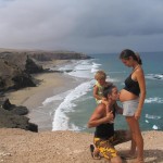 Laura Alvarez. Con la playa de La Pared de fondo en Fuerteventura