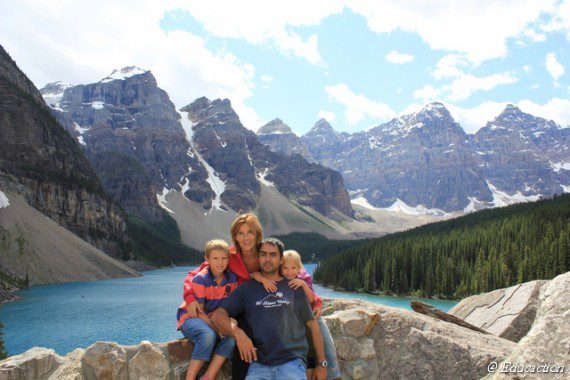 La familia en Banff National Park (Canada)