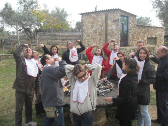 Calçotadas, se disfrutan en grupo