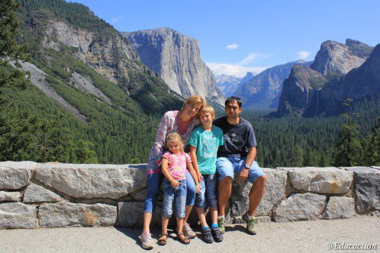 La familia en Yosemite National Park (USA)