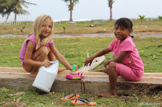 Noa con niña kuna en Digir Dupu (Kuna Yala - Panamá)