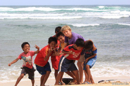Ishi con niños kunas en Digir Dupu (Kuna Yala - Panamá)