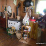 Interior de la mini-casa encantada de madera que ocupamos
