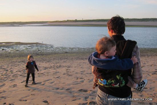 Diez ventajas de portear o llevar en brazos a los bebés y niños pequeños