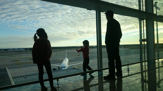 Diez recomendaciones para viajar en avión con niños