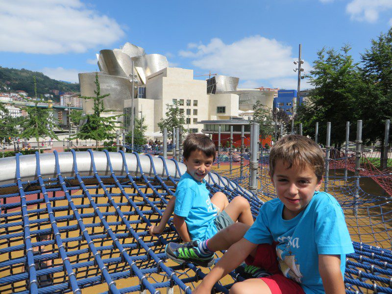 El paseo junto a la ría de Bilbao permite a los niños jugar sin descanso (Vizcaya)