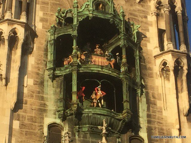 Munich con niños. Que chulada el carillón de la torre Neus Rathaus en MairenPlatz 
