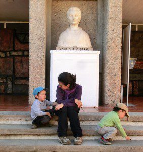 Conversando en el Museo dedicado a Gabriela Mistral en Vicuña