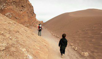 Caminando junto a la Gran Duna del Valle de la Luna en Atacama