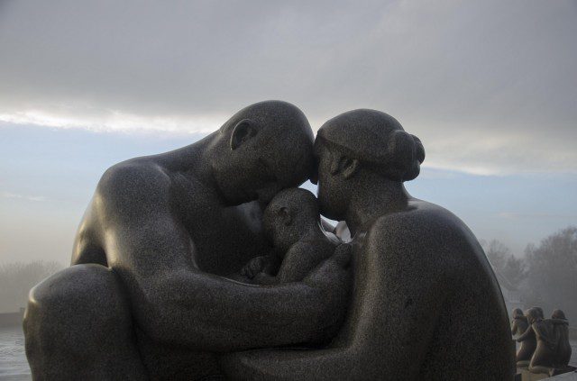 Oslo con niños - Estatua dedicada a la familia en Vigeland