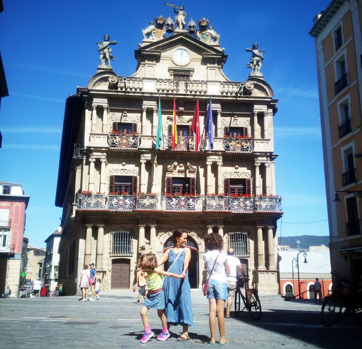 Pamplona con niños. Plaza del Ayuntamiento