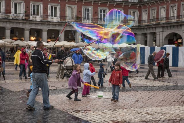 Pompas de jabón en la Plaza Mayor de Madrid