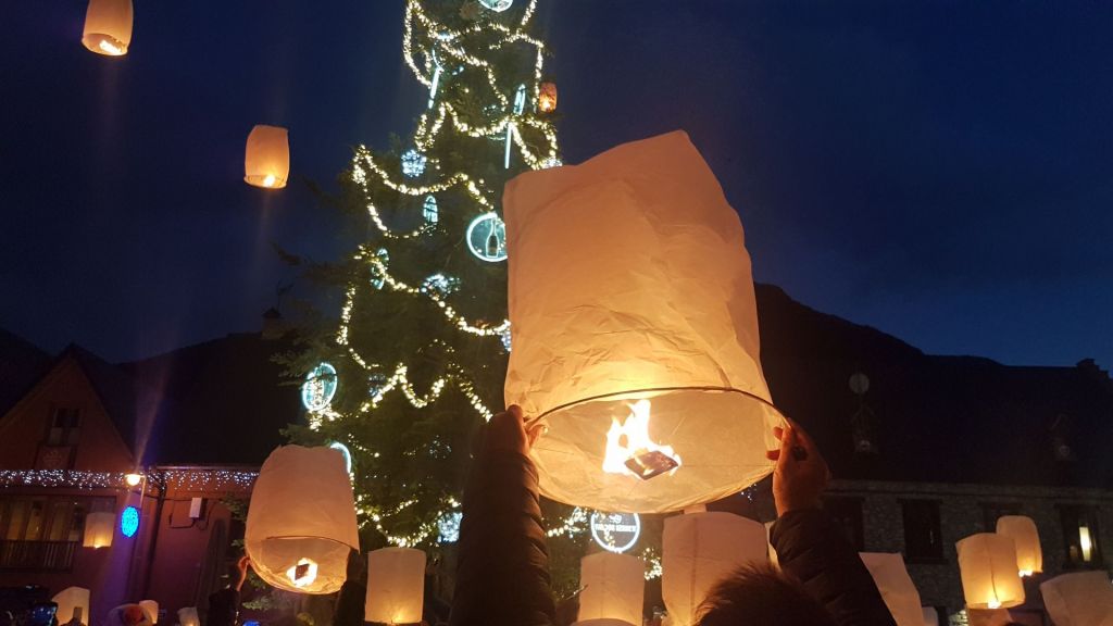 Encendido árbol de navidad en Arties, Valle de Aran con niños