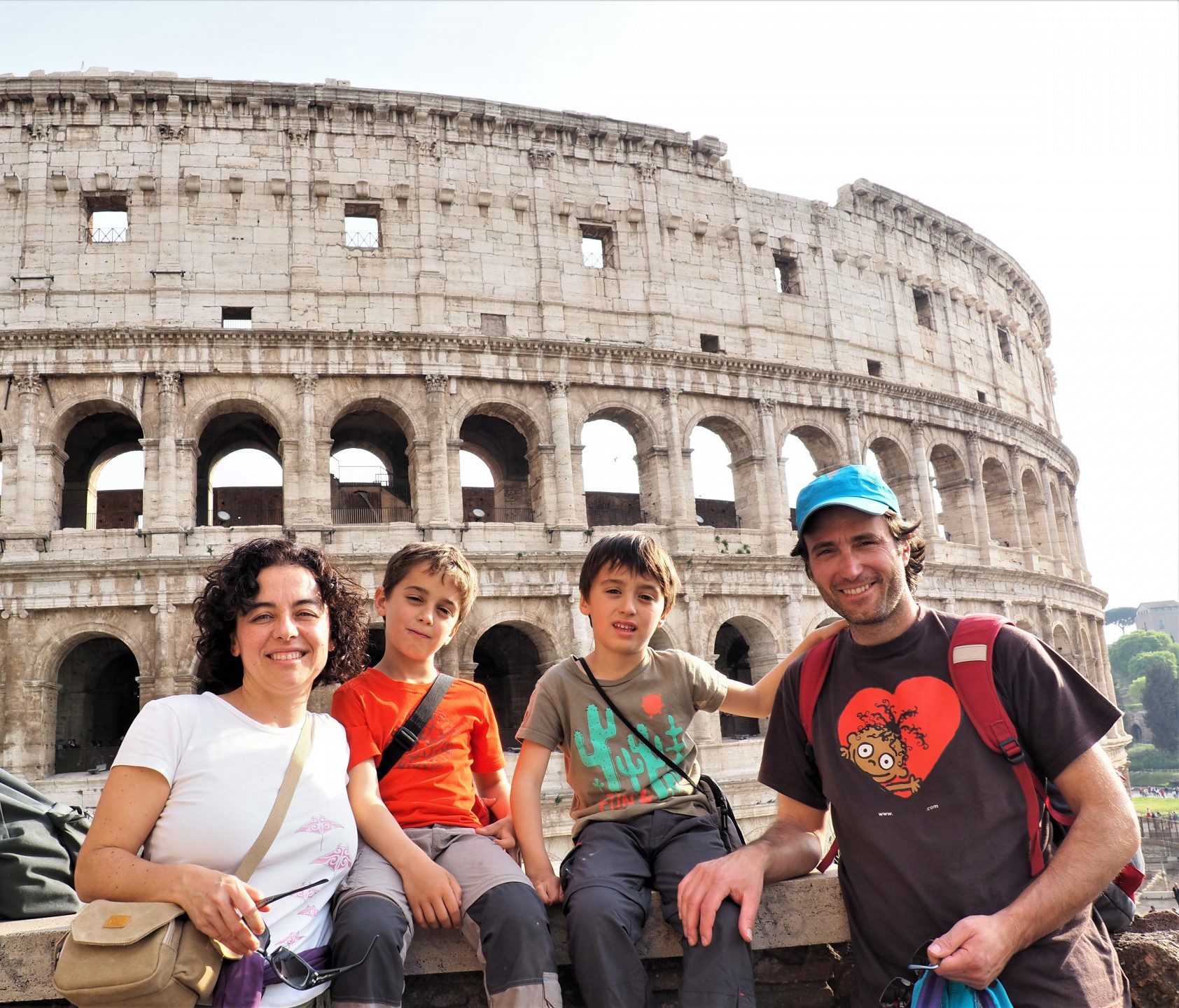En Roma con niños frente al Coliseo