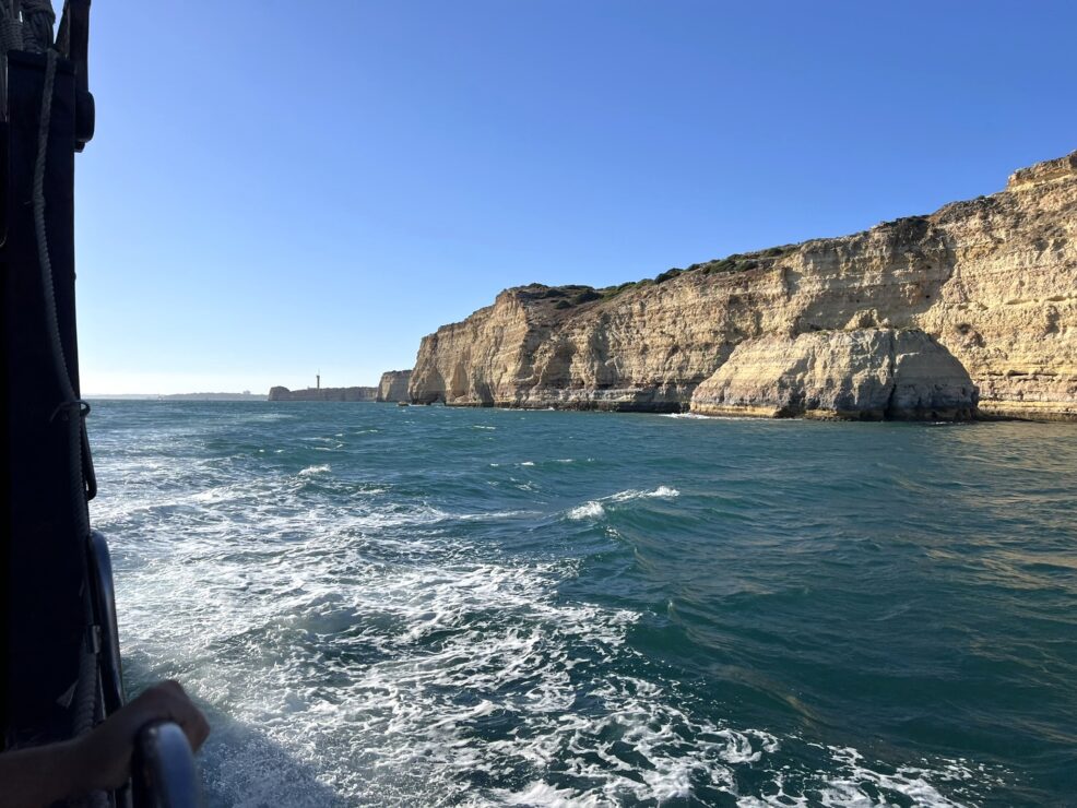 Paseo en barco pirata por las cuevas de Benagil y costa del Algarve