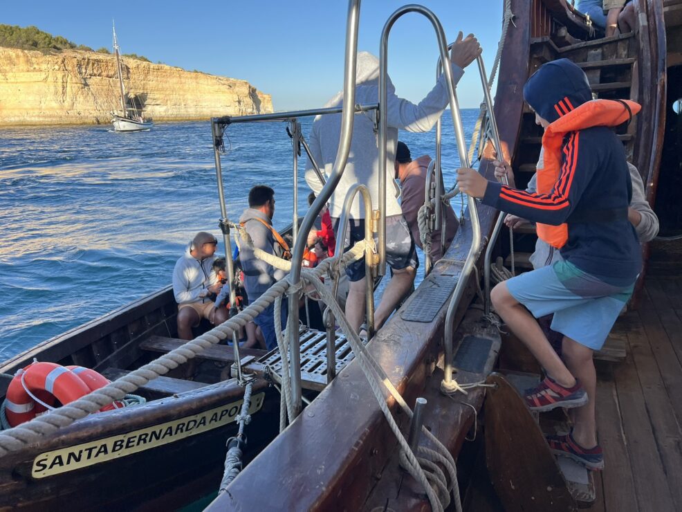 paseo en barco pirata por el Algarve con niños