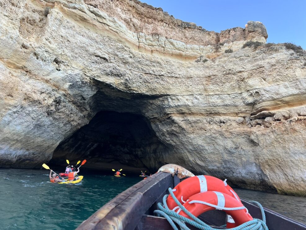 Paseo en barco pirata por las cuevas de Benagil y costa del Algarve