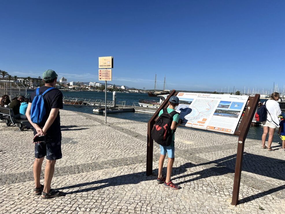 Paseo en barco pirata por las cuevas de Benagil y costa del Algarve