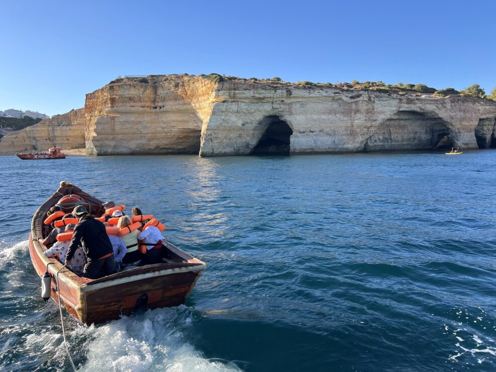 Paseo en barco pirata por las cuevas de Benagil y costa del Algarve