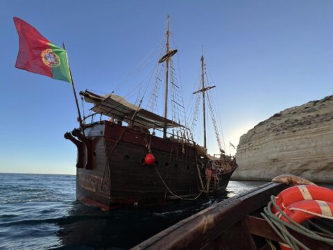 Barco pirata de las cuevas de Benagil