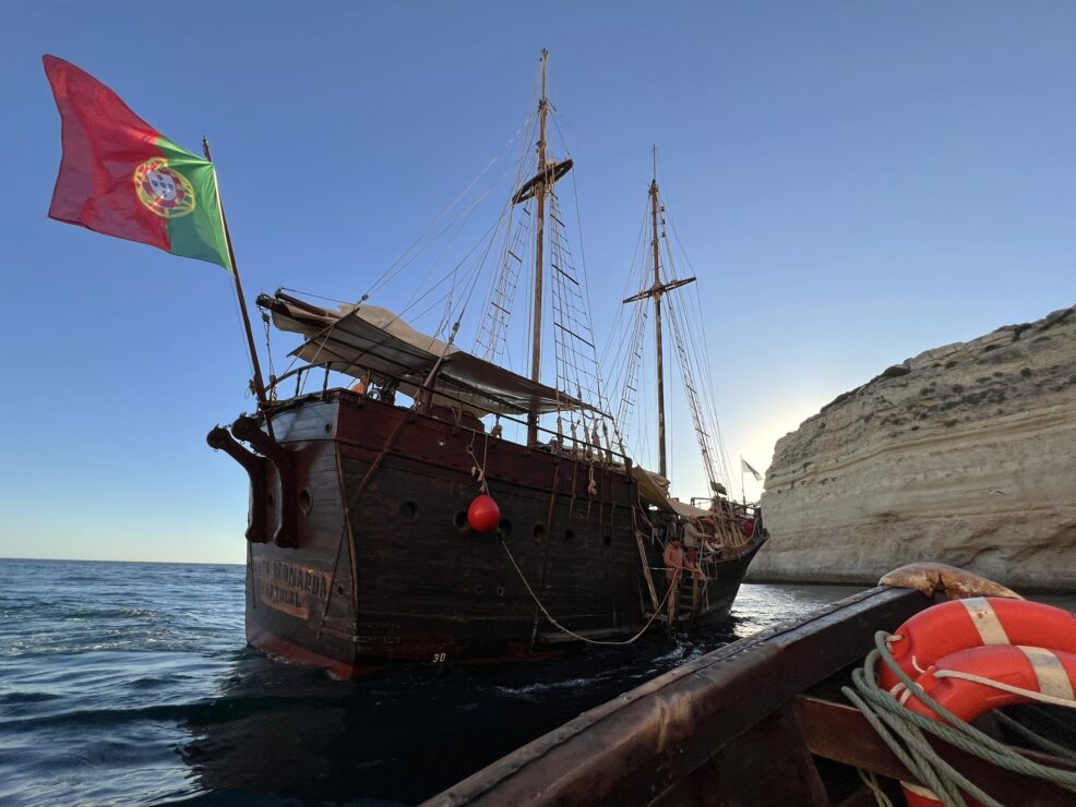 Paseo en barco pirata por las cuevas de Benagil y costa del Algarve