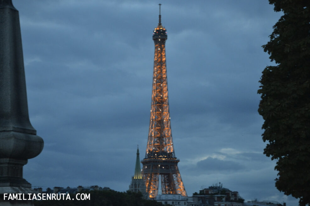 Torre Eiffel en París con niños
